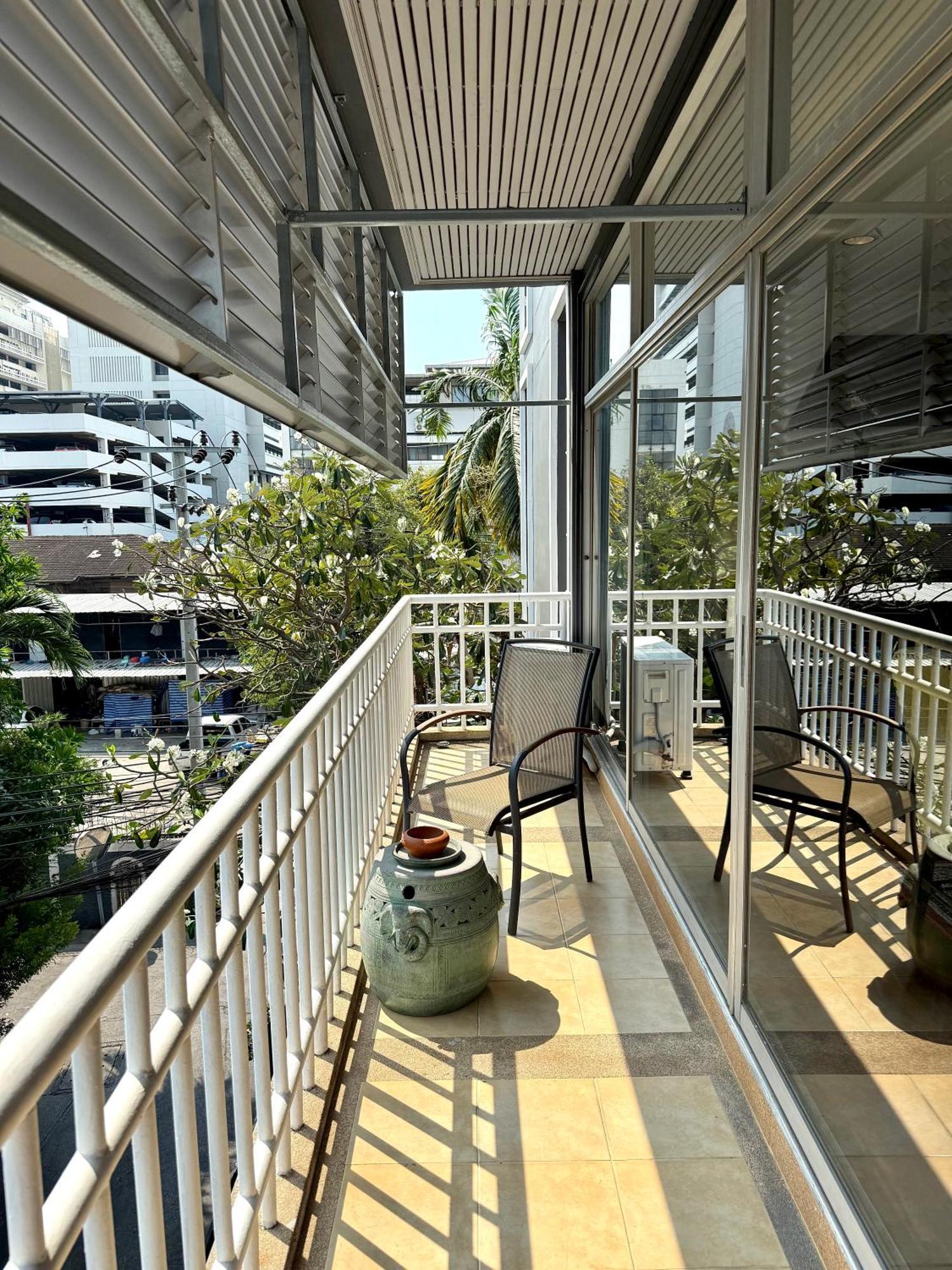 Samsen Suites Spacious 2Br Contemporary Thai Style Банкок Екстериор снимка