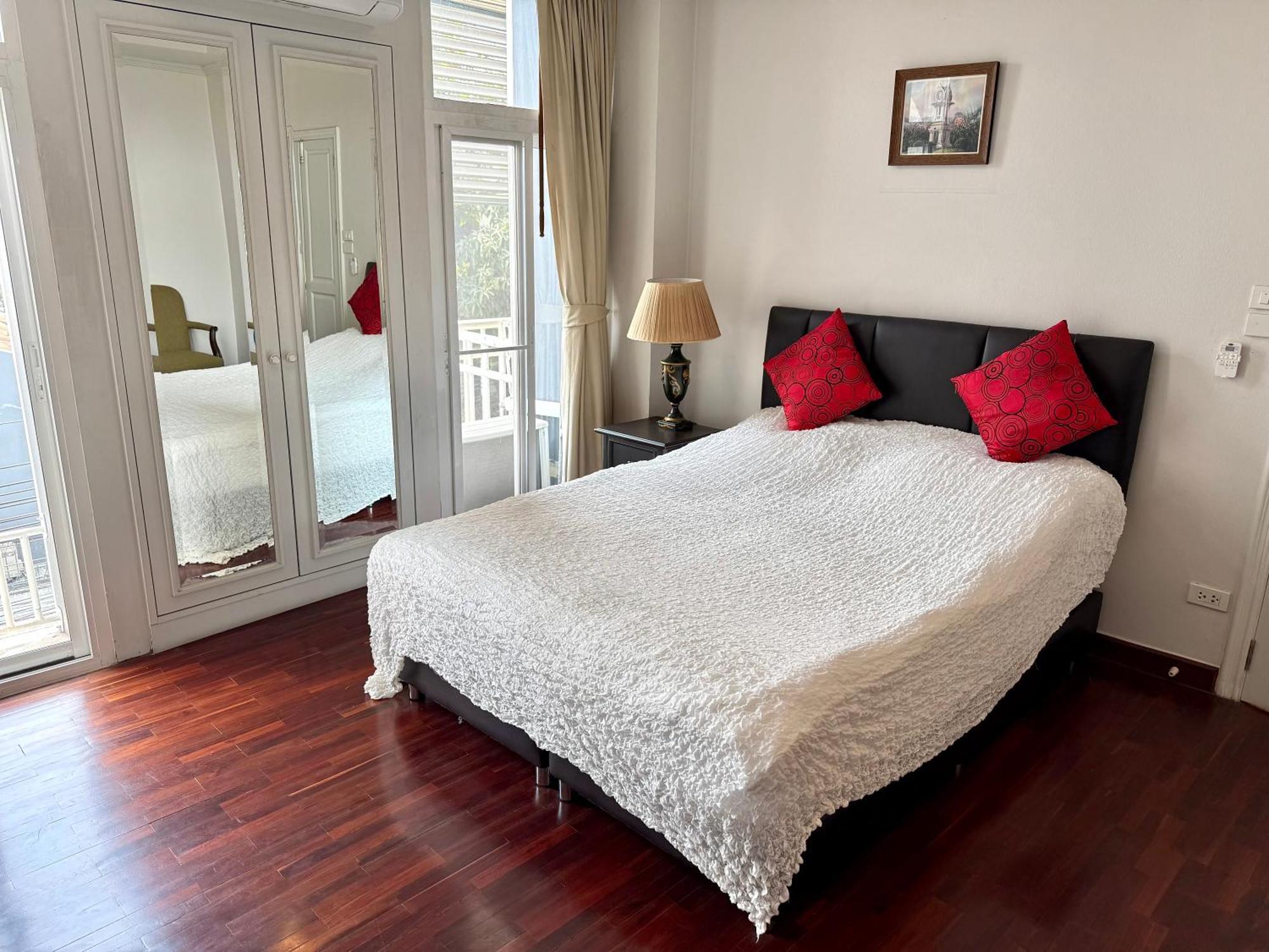 Samsen Suites Spacious 2Br Contemporary Thai Style Банкок Екстериор снимка