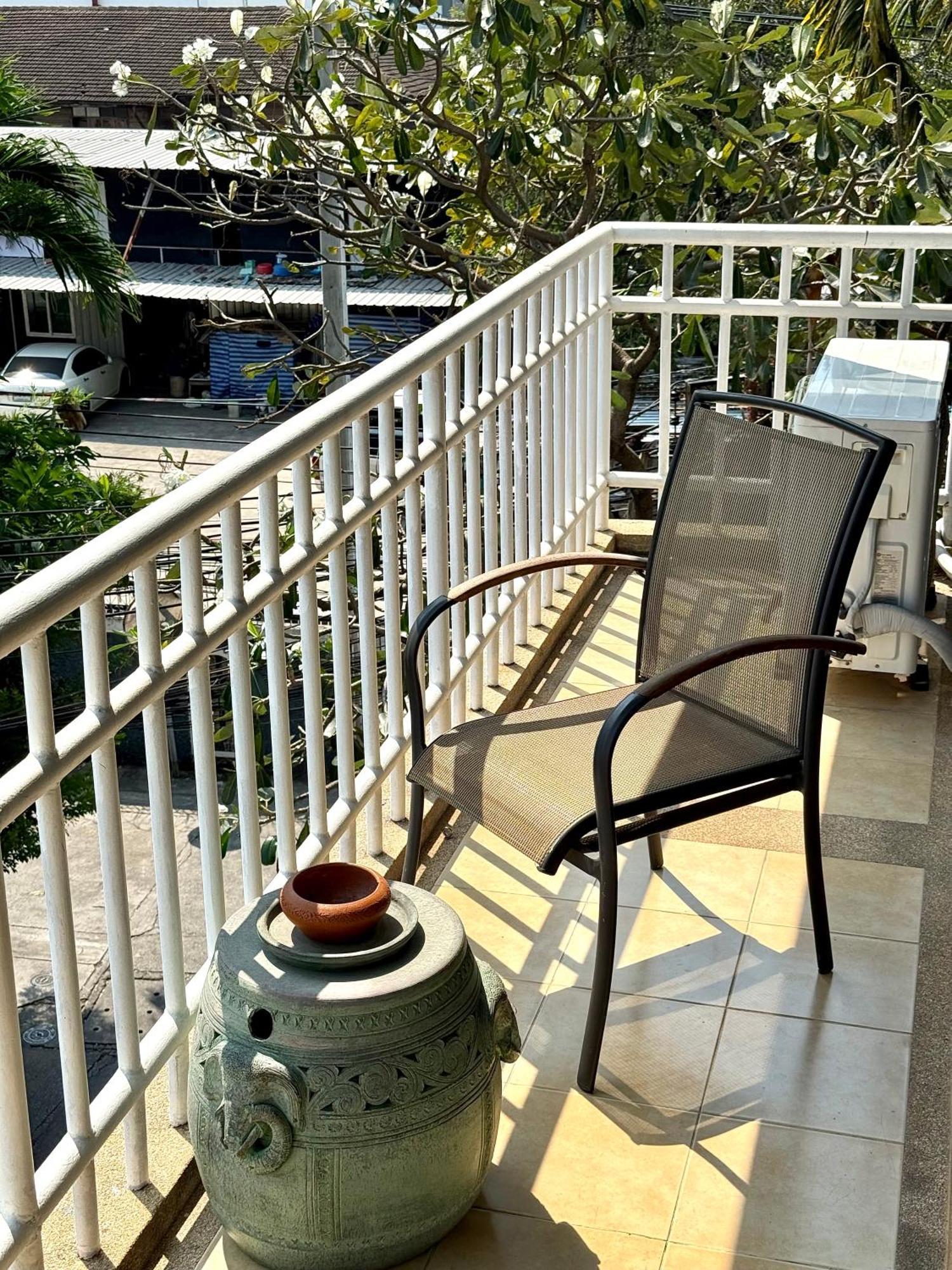 Samsen Suites Spacious 2Br Contemporary Thai Style Банкок Екстериор снимка