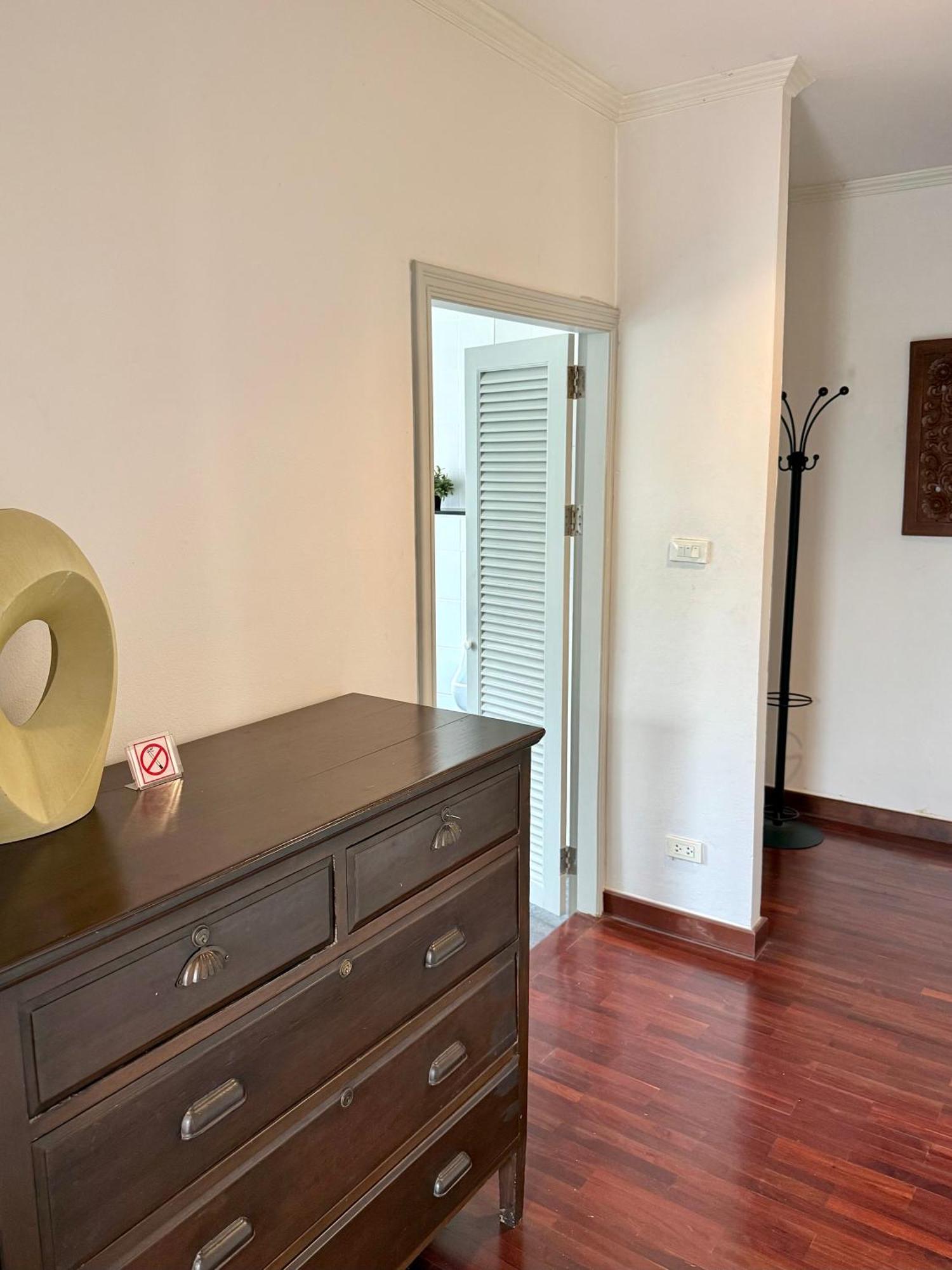 Samsen Suites Spacious 2Br Contemporary Thai Style Банкок Екстериор снимка